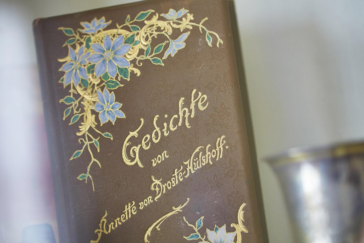Verzierter Gedichtband im Fürstenhäusle Meersburg mit Werken von Annette von Droste-Hülshoff