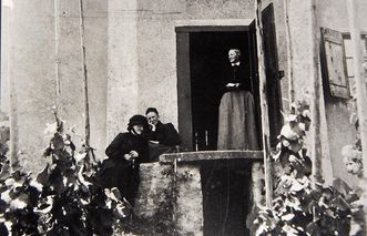Fotografie des Fürstenhäusles, in der Tür die Nichte Annette von Droste-Hülshoffs