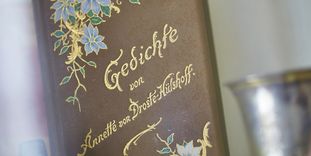 Verzierter Gedichtband im Fürstenhäusle Meersburg mit Werken von Annette von Droste-Hülshoff